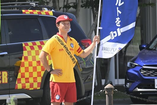 ライフセーバーの皆さんと夏の交通安全運動に取り組みました!