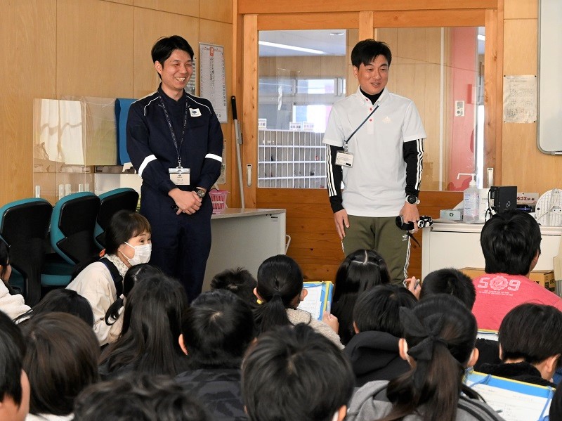 小学校に出張授業を行いました。富士市立岩松小学校での職業講話