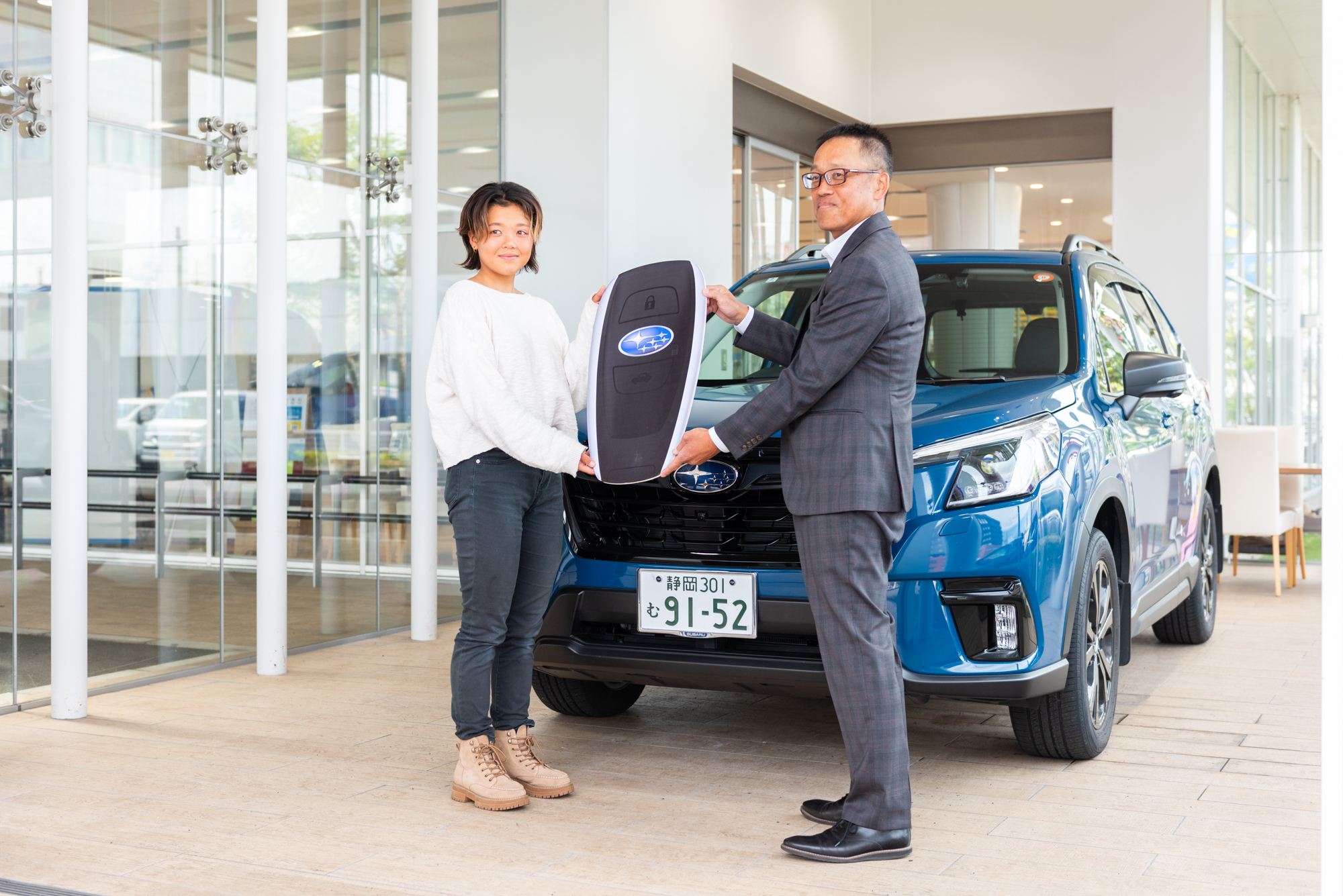 プロサーファー・池田美来選手へ、車両貸与式を行いました